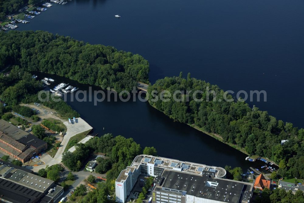 Aerial photograph Berlin, Reinickendorf - Pleasure boat marina with docks and moorings at the shore area of the Tegeler See at the Borsighafen in Berlin, Reinickendorf in the state Berlin