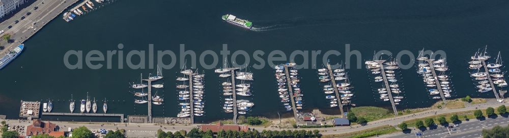 Flensburg from the bird's eye view: Sports boat landing stages and boat moorings in the town harbour in Flensburg in the federal state Schleswig-Holstein, Germany