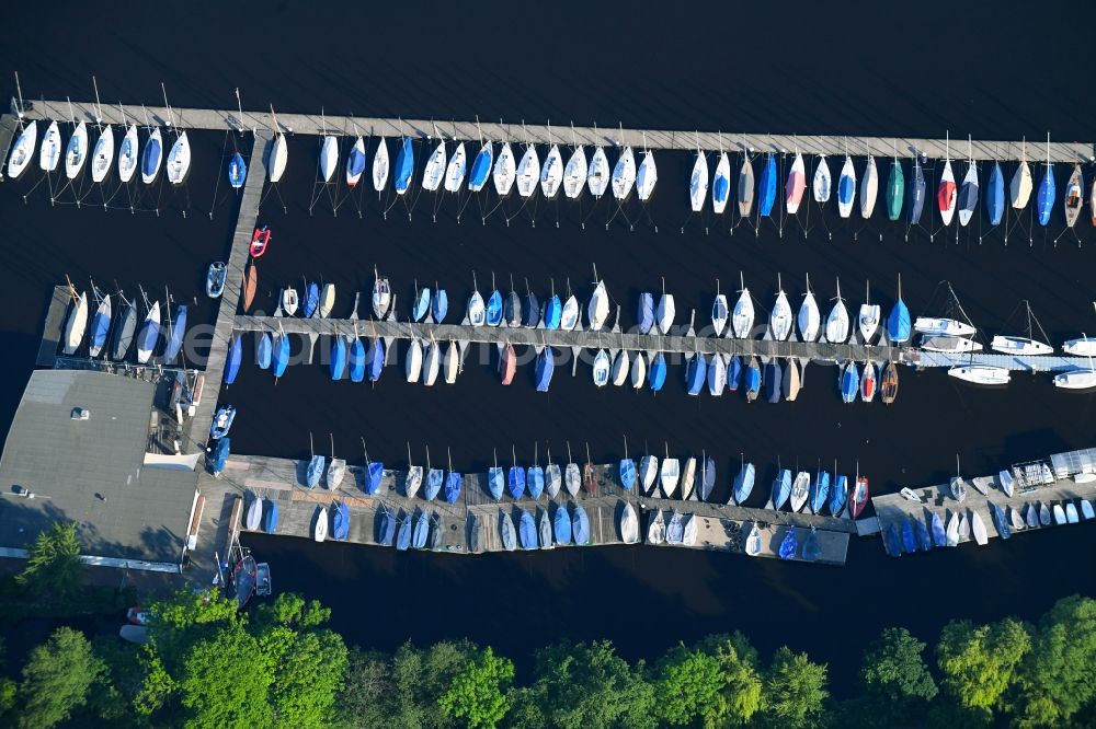 Aerial photograph Hamburg - Pleasure boat marina with docks and moorings on the shore area of Alster in Hamburg, Germany