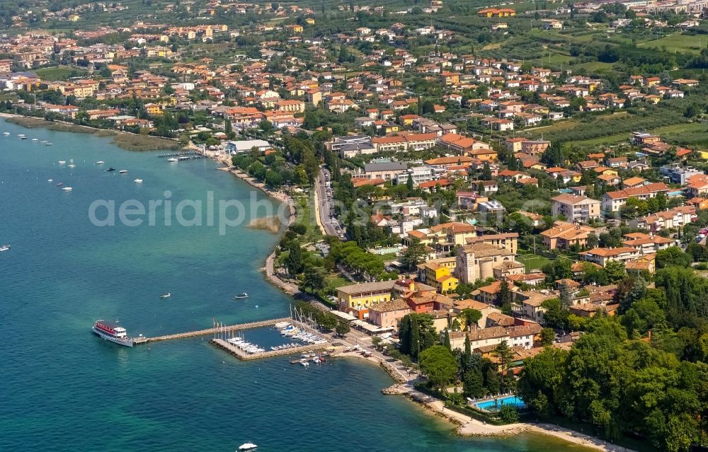 Aerial photograph Bardolino - Pleasure boat marina with docks and moorings on the shore area in Bardolino in Veneto, Italy