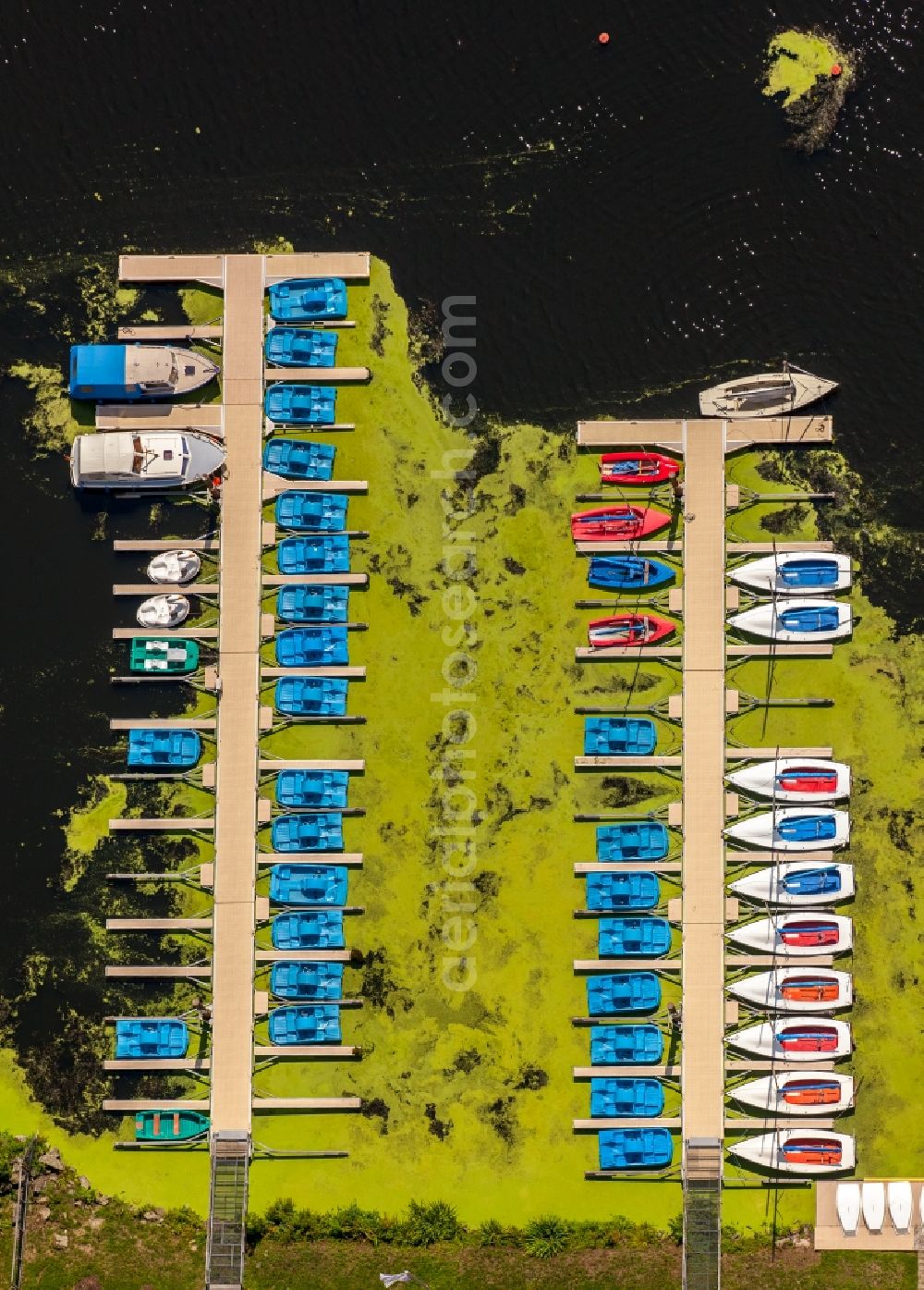 Bochum from the bird's eye view: Pleasure boat marina with docks and moorings of the Freizeitzentrum Kemnade Bootshalle Oveney on the shore area of the Oelbach at the Ruhr in Bochum in the state North Rhine-Westphalia