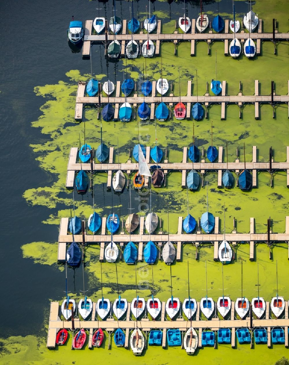 Bochum from above - Pleasure boat marina with docks and moorings of the Freizeitzentrum Kemnade Bootshalle Oveney on the shore area of the Oelbach at the Ruhr in Bochum in the state North Rhine-Westphalia