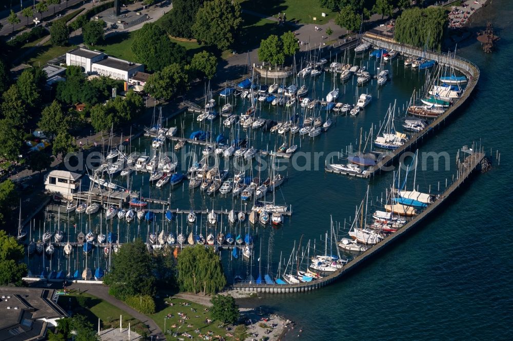 Aerial photograph Friedrichshafen - Pleasure boat marina with docks and moorings on the shore area on Uferstrasse in Friedrichshafen in the state Baden-Wurttemberg, Germany