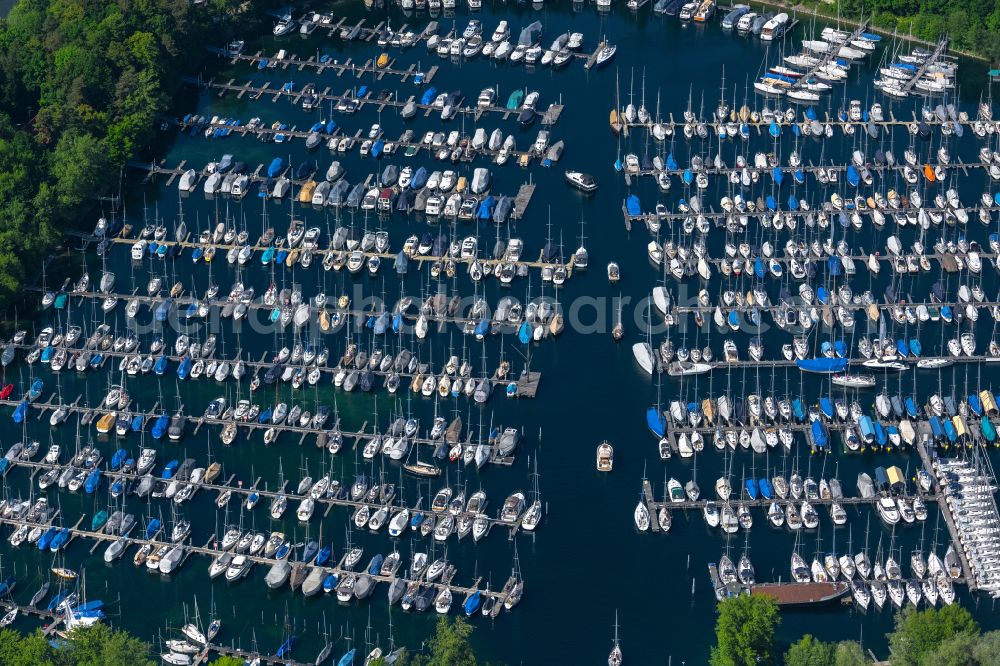 Aerial image Kressbronn am Bodensee - Pleasure boat marina with docks and moorings on the shore area of Lake of Constance in the district Schnaidt in Kressbronn am Bodensee in the state Baden-Wuerttemberg, Germany