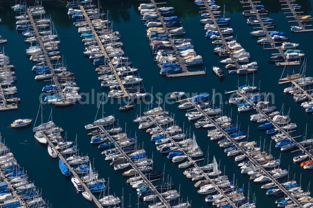 Aerial photograph Kressbronn am Bodensee - Pleasure boat marina with docks and moorings on the shore area of Lake of Constance in the district Schnaidt in Kressbronn am Bodensee in the state Baden-Wuerttemberg, Germany