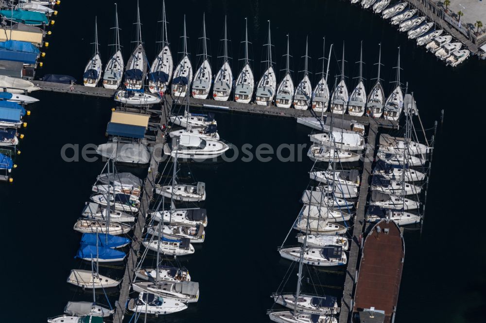 Kressbronn am Bodensee from the bird's eye view: Pleasure boat marina with docks and moorings on the shore area of Lake of Constance in Kressbronn am Bodensee in the state Baden-Wuerttemberg, Germany