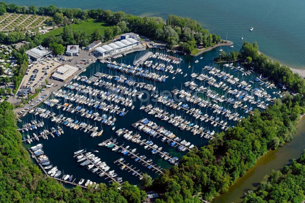 Aerial photograph Kressbronn am Bodensee - Pleasure boat marina with docks and moorings on the shore area of Lake of Constance in Kressbronn am Bodensee in the state Baden-Wuerttemberg, Germany