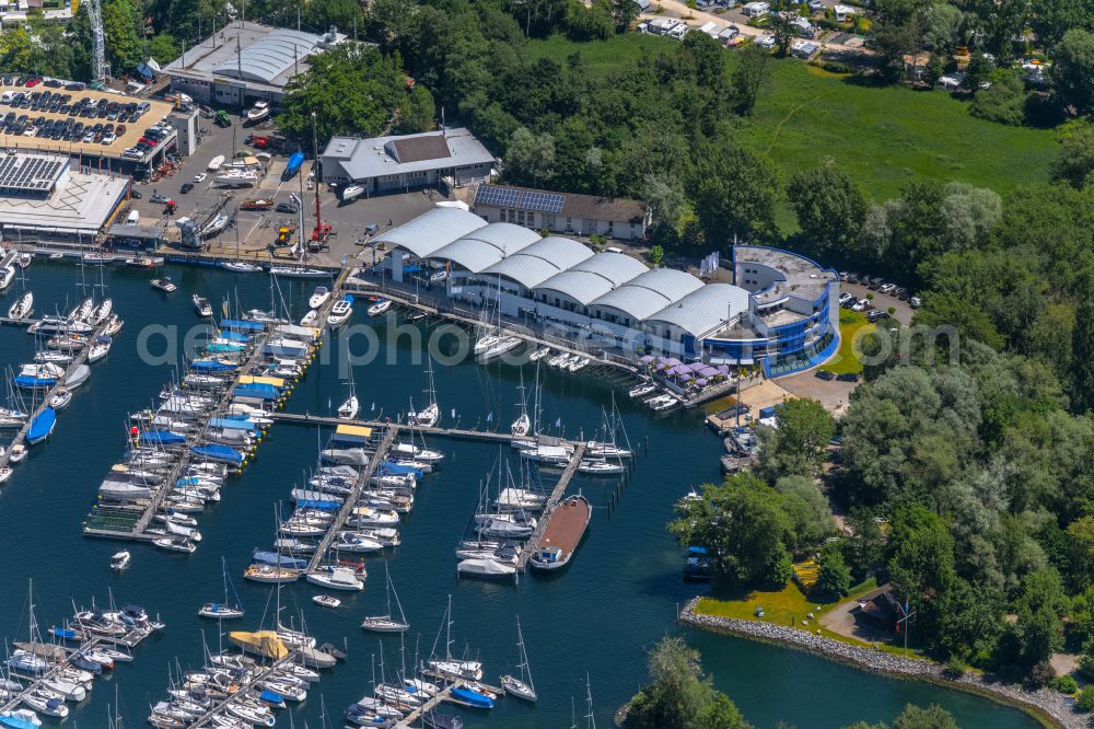 Kressbronn am Bodensee from the bird's eye view: Pleasure boat marina with docks and moorings on the shore area of Lake of Constance in the district Schnaidt in Kressbronn am Bodensee in the state Baden-Wuerttemberg, Germany