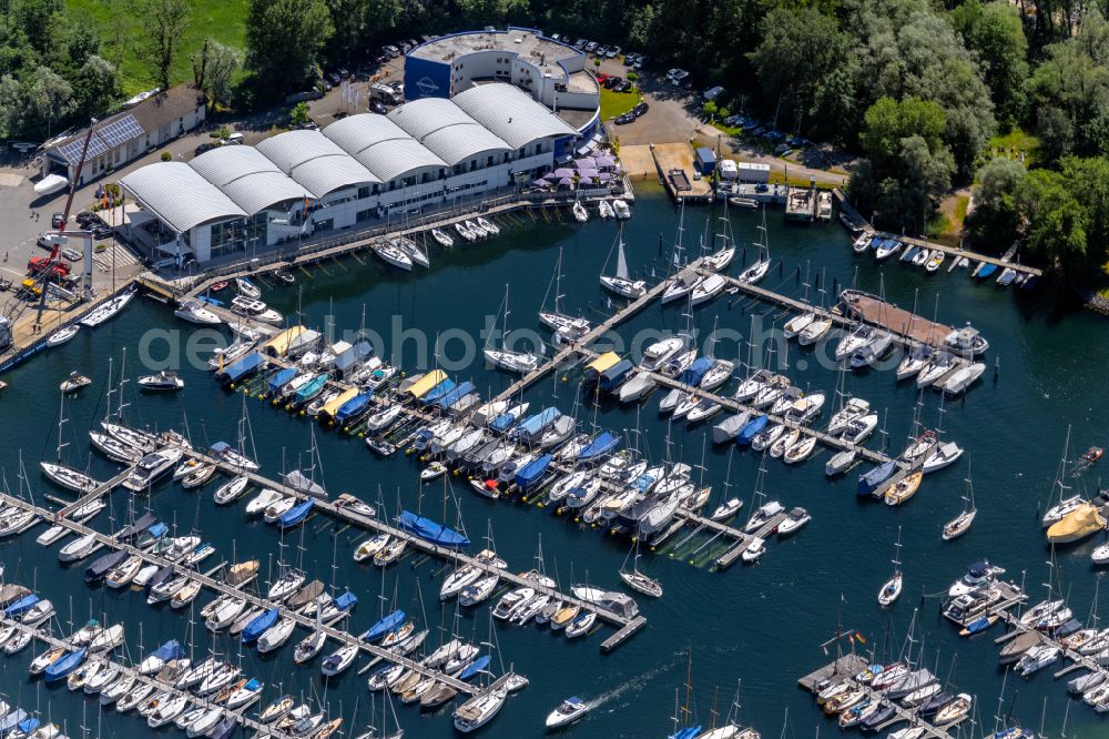 Kressbronn am Bodensee from the bird's eye view: Pleasure boat marina with docks and moorings on the shore area of Lake of Constance in the district Schnaidt in Kressbronn am Bodensee in the state Baden-Wuerttemberg, Germany