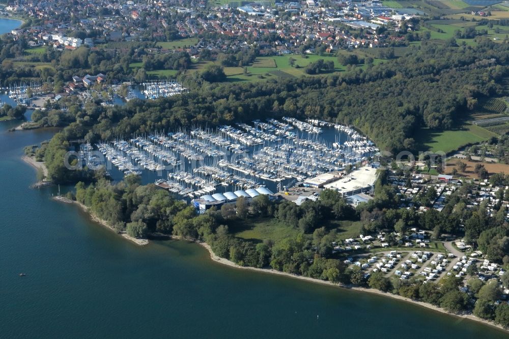 Aerial photograph Kressbronn am Bodensee - Pleasure boat marina with docks and moorings on the shore area of Lake of Constance in the district Schnaidt in Kressbronn am Bodensee in the state Baden-Wuerttemberg, Germany