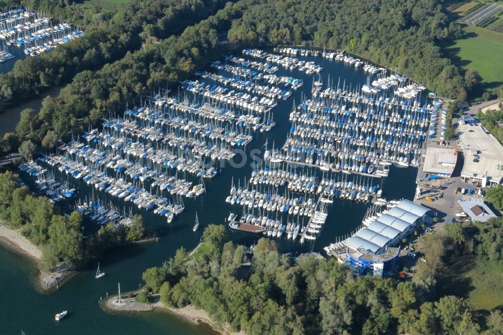 Kressbronn am Bodensee from the bird's eye view: Pleasure boat marina with docks and moorings on the shore area of Lake of Constance in the district Schnaidt in Kressbronn am Bodensee in the state Baden-Wuerttemberg, Germany