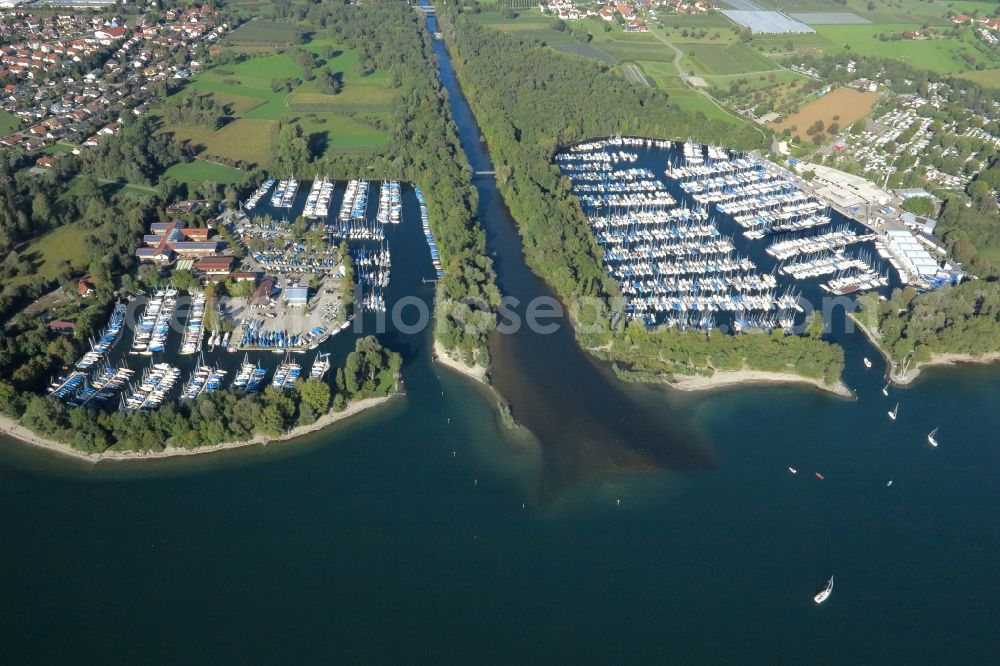 Aerial photograph Kressbronn am Bodensee - Pleasure boat marina with docks and moorings on the shore area of Lake of Constance in the district Schnaidt in Kressbronn am Bodensee in the state Baden-Wuerttemberg, Germany