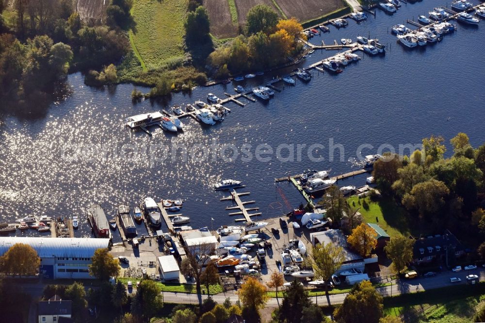 Hamburg from the bird's eye view: Sports boat landing stages and boat moorings of the BVH Bootsvermietung Hamburg GmbH in the bank area of the Dove Elbe in the district mountain village in Hamburg, Germany