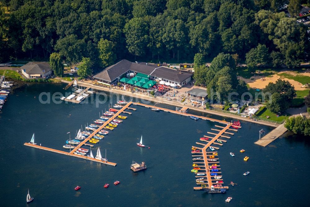 Düsseldorf from the bird's eye view: Pleasure boat marina with docks and moorings on the shore area in Duesseldorf in the state North Rhine-Westphalia