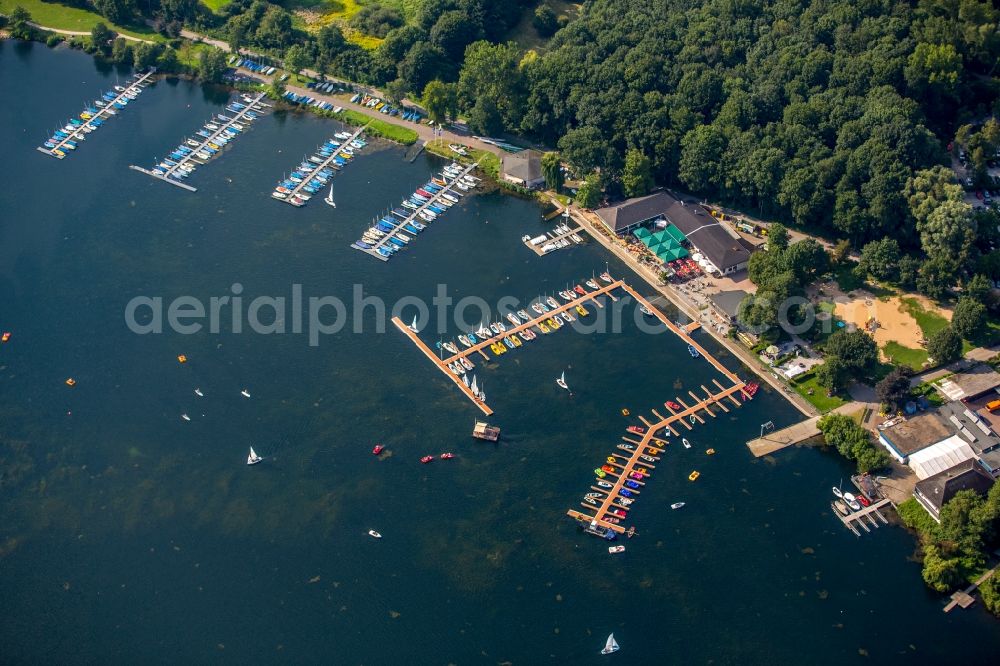 Aerial image Düsseldorf - Pleasure boat marina with docks and moorings on the shore area in Duesseldorf in the state North Rhine-Westphalia