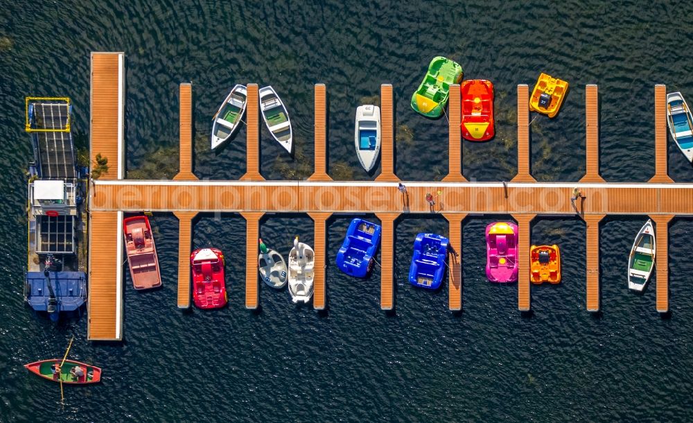 Düsseldorf from the bird's eye view: Pleasure boat marina with docks and moorings on the shore area in Duesseldorf in the state North Rhine-Westphalia