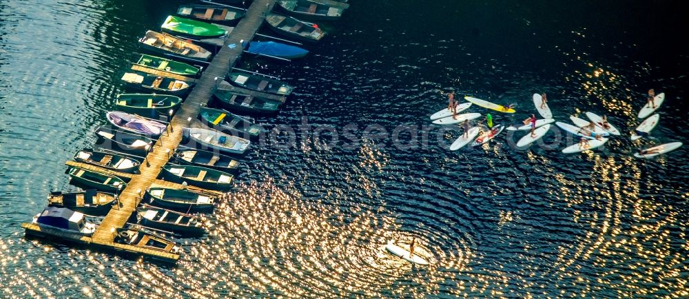 Düsseldorf from the bird's eye view: Pleasure boat marina with docks and moorings on the shore area in Duesseldorf in the state North Rhine-Westphalia