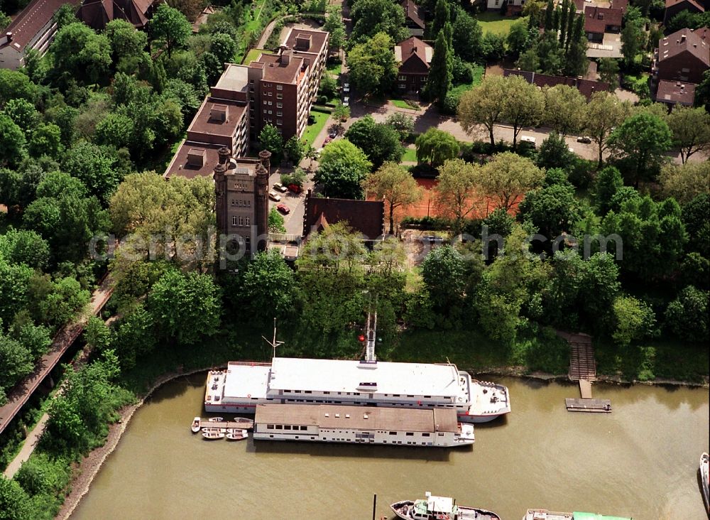 Duisburg from the bird's eye view: Pleasure boat marina with docks and moorings on the shore area of Eisenbahnhafen in Duisburg in the state North Rhine-Westphalia