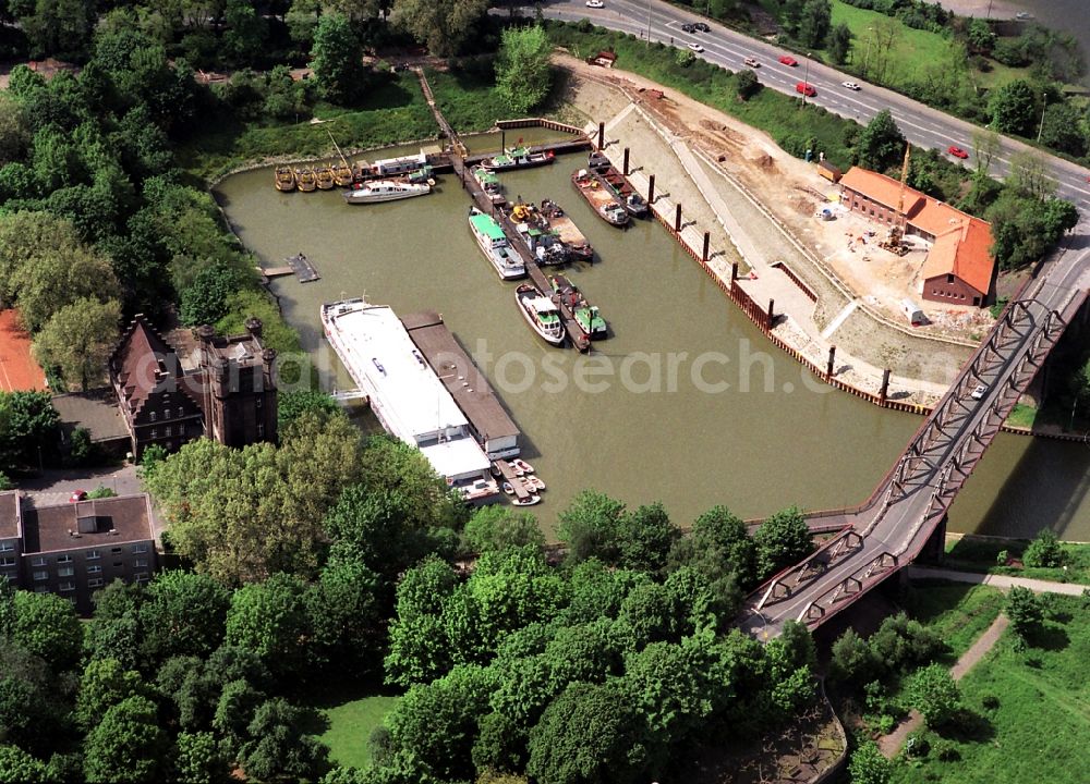 Aerial image Duisburg - Pleasure boat marina with docks and moorings on the shore area of Eisenbahnhafen in Duisburg in the state North Rhine-Westphalia