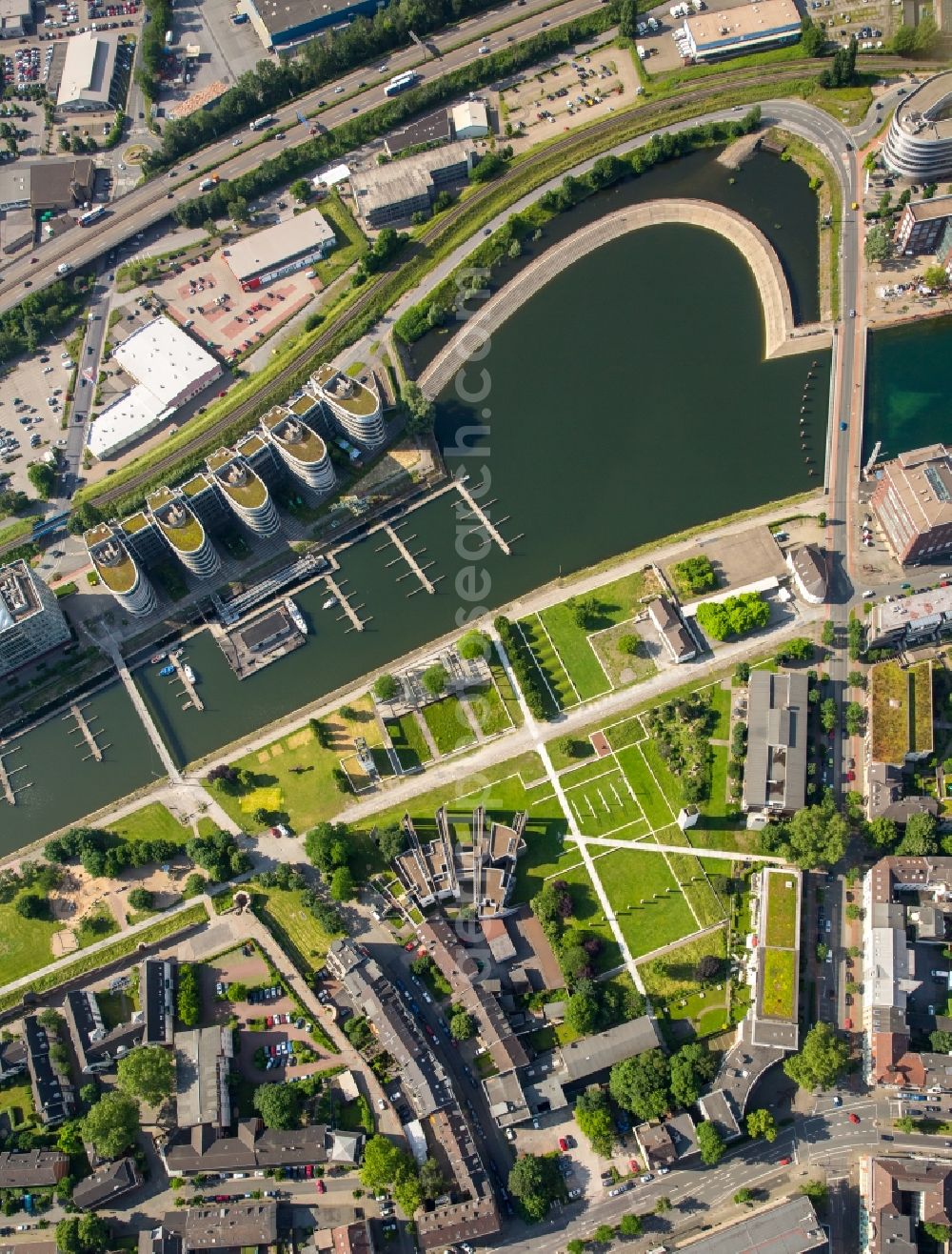 Aerial photograph Duisburg - Pleasure boat marina with docks and moorings on the shore area Schifferstrasse in Duisburg in the state North Rhine-Westphalia