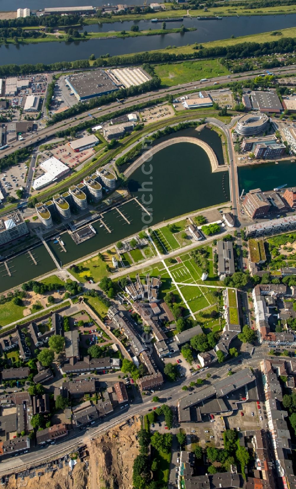 Duisburg from above - Pleasure boat marina with docks and moorings on the shore area Schifferstrasse in Duisburg in the state North Rhine-Westphalia