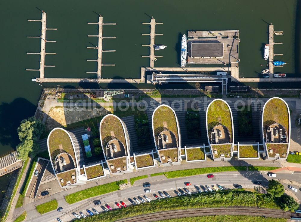 Duisburg from the bird's eye view: Pleasure boat marina with docks and moorings on the shore area Schifferstrasse in Duisburg in the state North Rhine-Westphalia