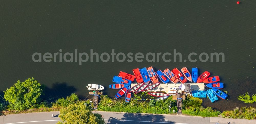 Aerial photograph Essen - Pleasure boat marina with docks and moorings on the shore area of the kettwiger See - Ruhr of the Bootsverleih Essen-Kettwig in Essen in the state North Rhine-Westphalia