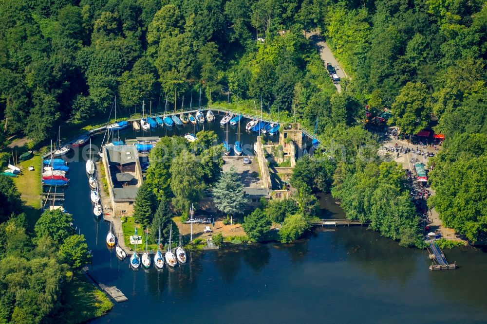 Aerial photograph Essen - Pleasure boat marina with docks and moorings of the EFKV on the shore area of the Hassbach at the Ruhr in Essen in the state North Rhine-Westphalia