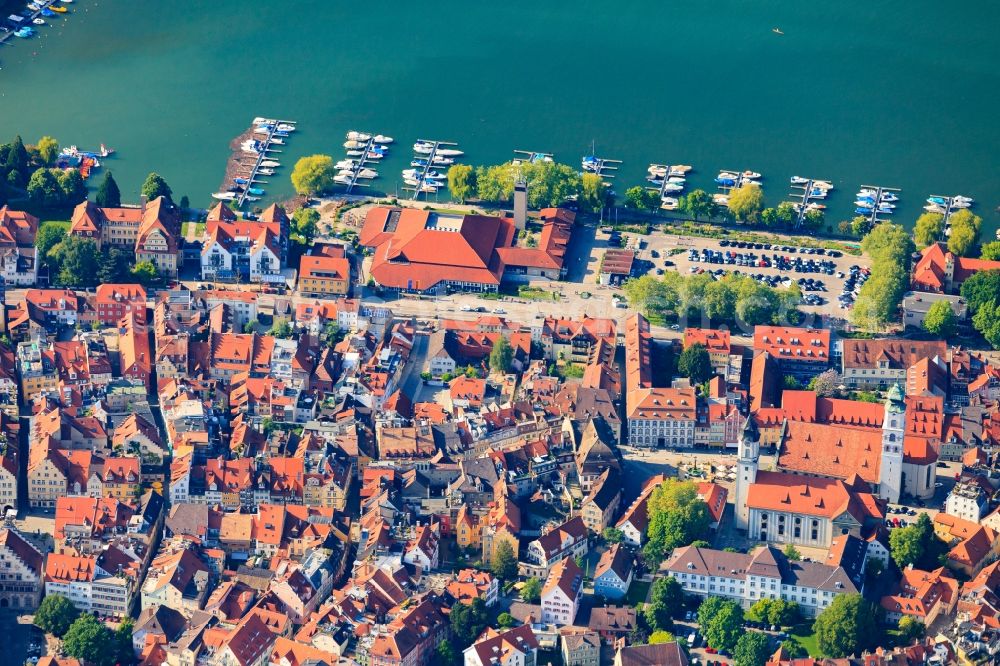 Lindau (Bodensee) from the bird's eye view: Pleasure boat marina with docks and moorings on the shore area in Lindau (Bodensee) in the state Bavaria, Germany