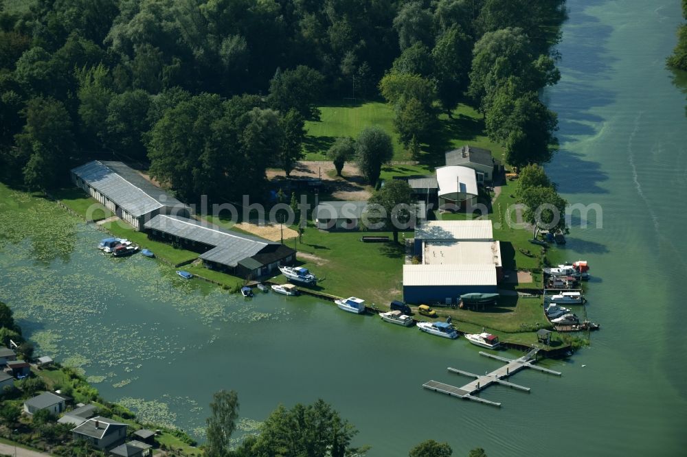 Aerial photograph Rathenow - Pleasure boat marina with docks and moorings of the Rathenower Wassersportverein Kanu 1922 e.V. on the shore area in Rathenow in the state Brandenburg