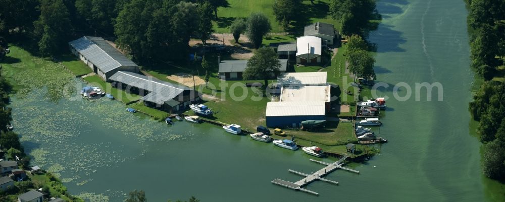 Rathenow from above - Pleasure boat marina with docks and moorings of the Rathenower Wassersportverein Kanu 1922 e.V. on the shore area in Rathenow in the state Brandenburg