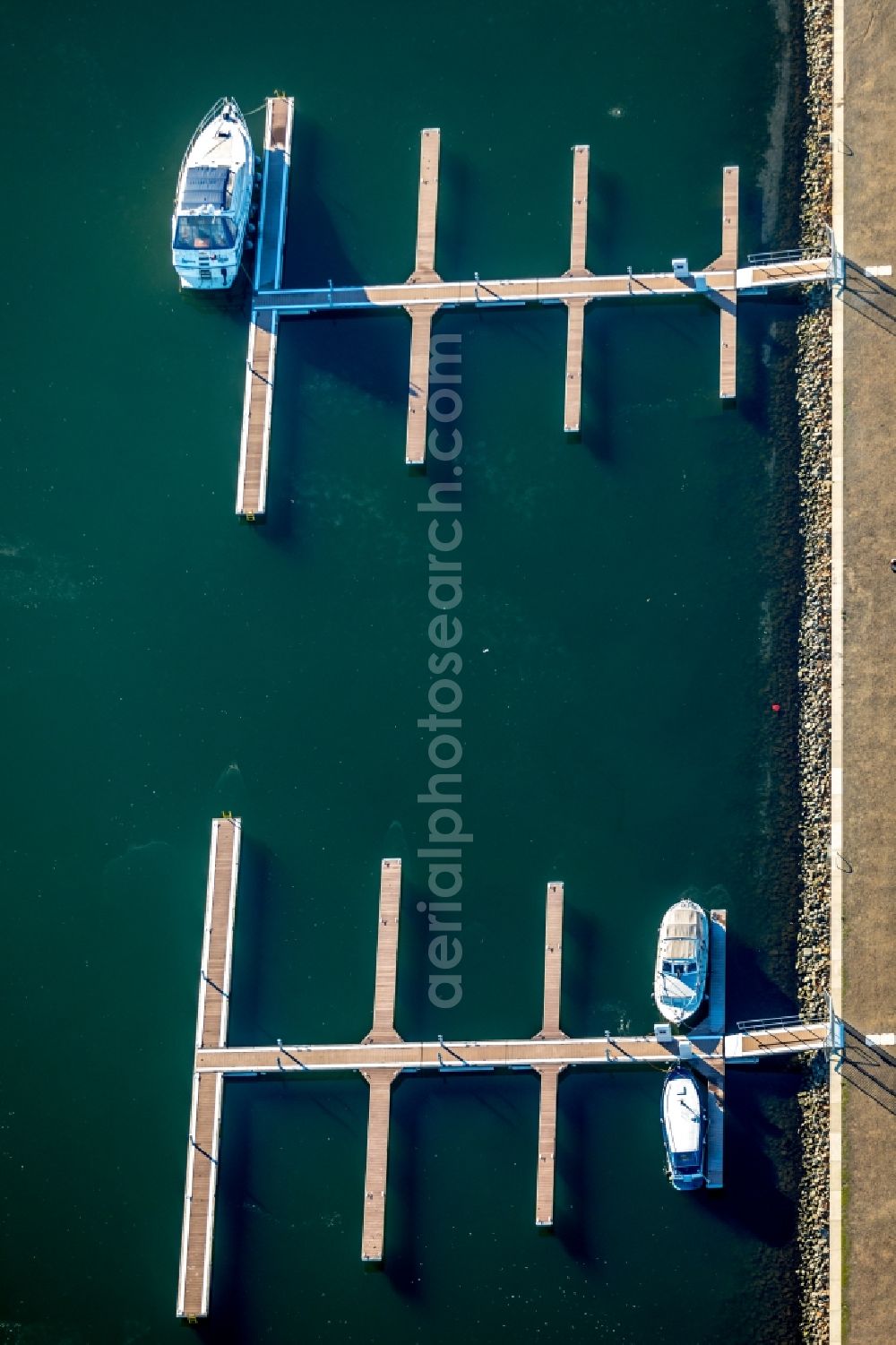 Gelsenkirchen from above - Pleasure boat marina with docks and moorings on the shore area of Rhein-Herne-Kanal in the district Bismarck in Gelsenkirchen in the state North Rhine-Westphalia, Germany