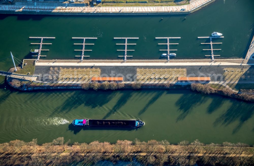 Aerial image Gelsenkirchen - Pleasure boat marina with docks and moorings on the shore area of Rhein-Herne-Kanal in the district Bismarck in Gelsenkirchen in the state North Rhine-Westphalia, Germany