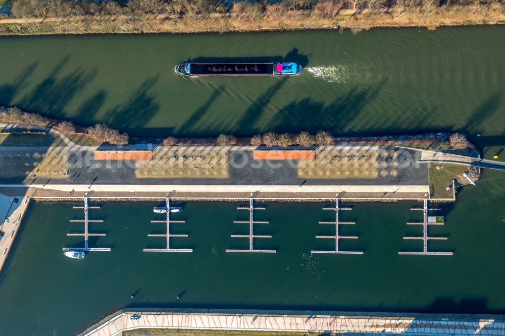 Aerial photograph Gelsenkirchen - Pleasure boat marina with docks and moorings on the shore area of Rhein-Herne-Kanal in the district Bismarck in Gelsenkirchen in the state North Rhine-Westphalia, Germany