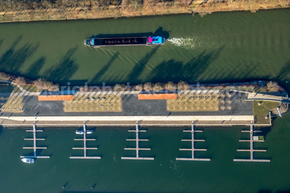 Gelsenkirchen from above - Pleasure boat marina with docks and moorings on the shore area of Rhein-Herne-Kanal in the district Bismarck in Gelsenkirchen in the state North Rhine-Westphalia, Germany