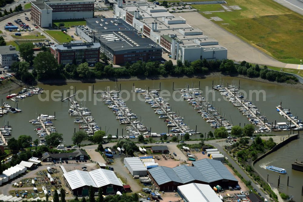 Aerial photograph Hamburg - Pleasure boat marina with docks and moorings on the shore area Rueschkanal on street Rueschweg in Hamburg, Germany