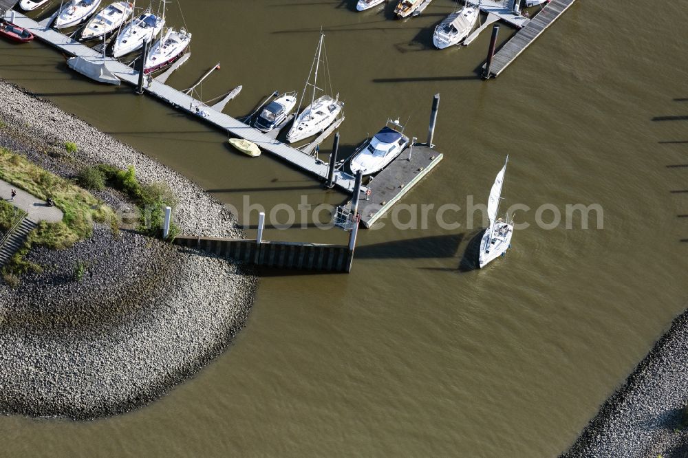 Hamburg from the bird's eye view: Pleasure boat marina with docks and moorings on the shore area Rueschkanal on street Rueschweg in Hamburg, Germany