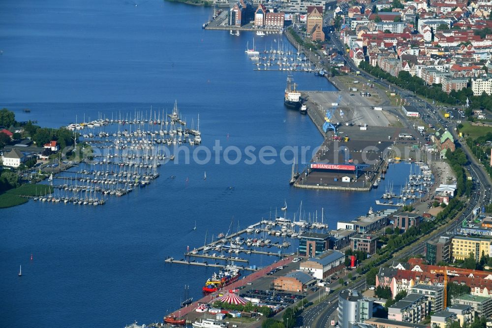 Aerial photograph Rostock - Pleasure boat marina with docks and moorings on the shore area on lake Unterwarnow in Rostock in the state Mecklenburg - Western Pomerania, Germany