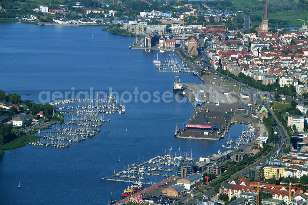 Aerial photograph Rostock - Pleasure boat marina with docks and moorings on the shore area on lake Unterwarnow in Rostock in the state Mecklenburg - Western Pomerania, Germany