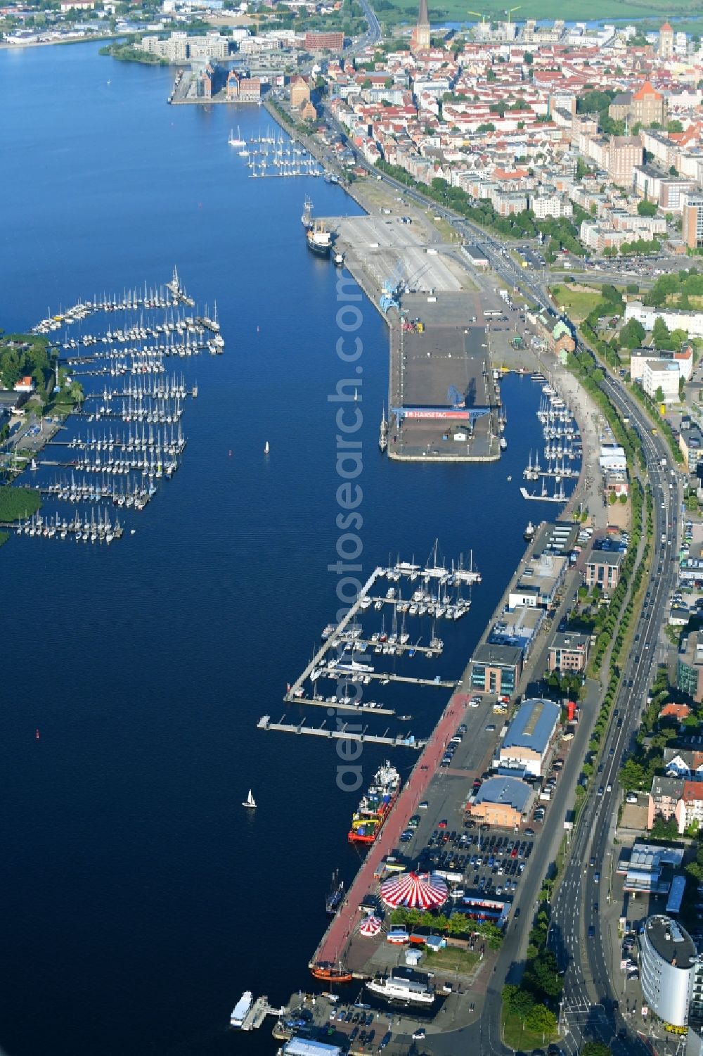 Aerial photograph Rostock - Pleasure boat marina with docks and moorings on the shore area of Unterwarnow in Rostock in the state Mecklenburg - Western Pomerania, Germany