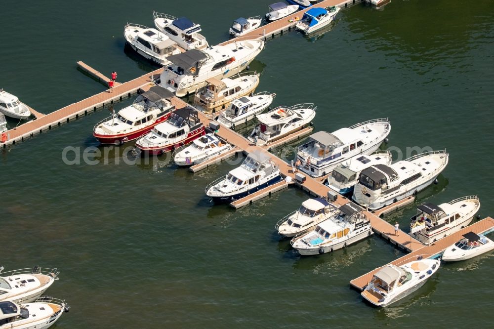 Aerial photograph Waren (Müritz) - Pleasure boat marina with docks and moorings on the shore area in Waren (Mueritz) in the state Mecklenburg - Western Pomerania