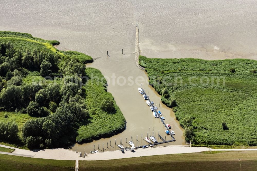 Sandstedt from the bird's eye view: Pleasure boat marina with docks and moorings on the shore area of Weser in Sportboothafen Rechtenfleht in Sandstedt in the state Lower Saxony, Germany