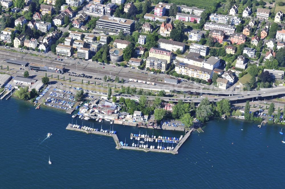 Zollikon, Zürich from the bird's eye view: Pleasure boat marina with docks and moorings on the shore area in Zollikon, Zuerich in Switzerland