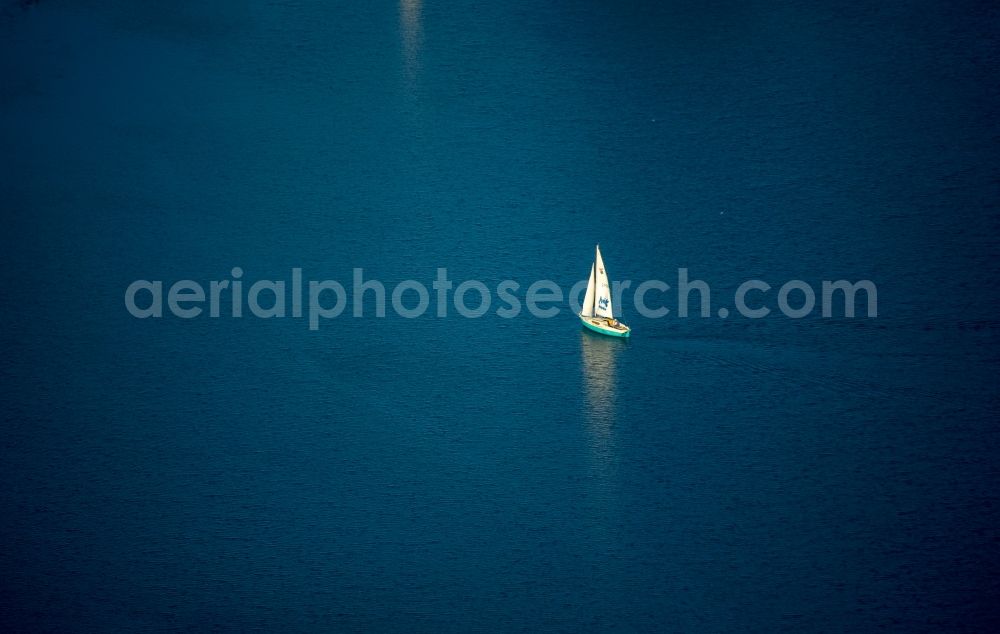 Duisburg from the bird's eye view: Sailboat under way on the Wildfoerstersee lake in Duisburg in the state North Rhine-Westphalia