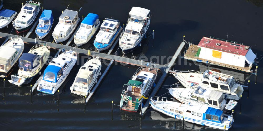 Aerial photograph Oranienburg OT Lehnitz - Sportboothafen am Ufer des Lehnitzsee bei Oranienburg. Marina on the shores of Lehnitzsee at Oranienburg.