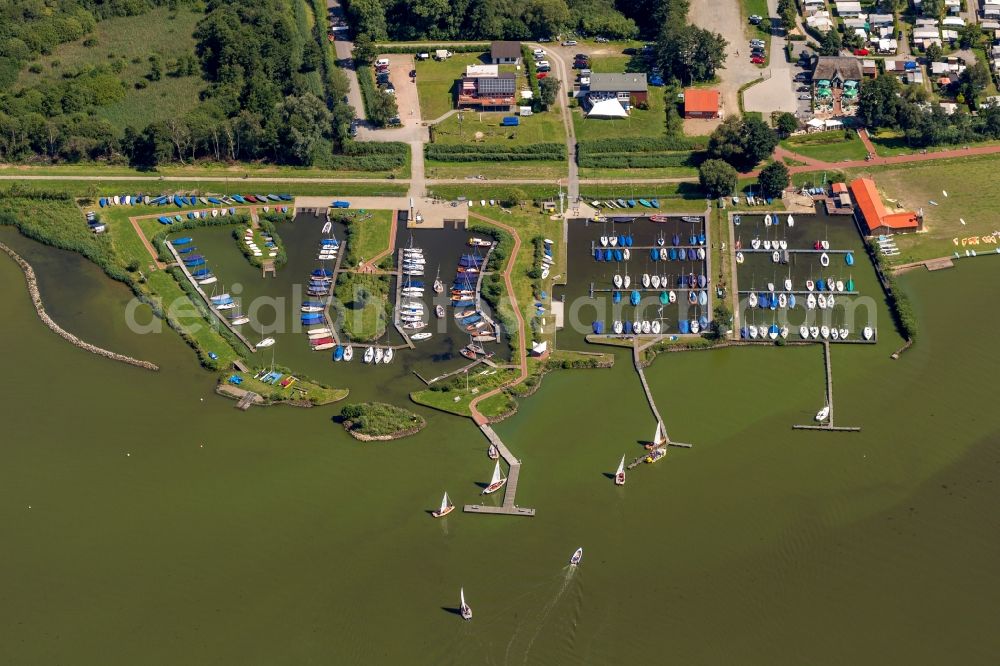 Hude (Oldenburg) from above - Sport boat traffic on the Dumber / Dümmersee at Hüde in Lower Saxony