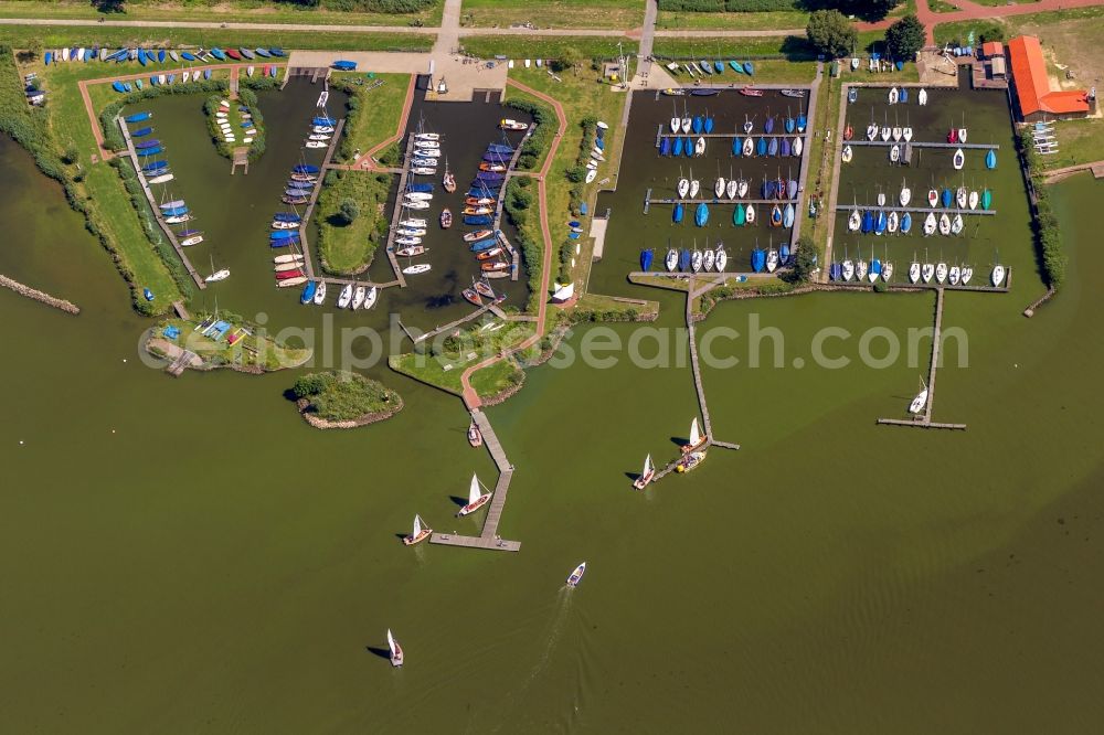 Hude (Oldenburg) from the bird's eye view: Sport boat traffic on the Dumber / Dümmersee at Hüde in Lower Saxony