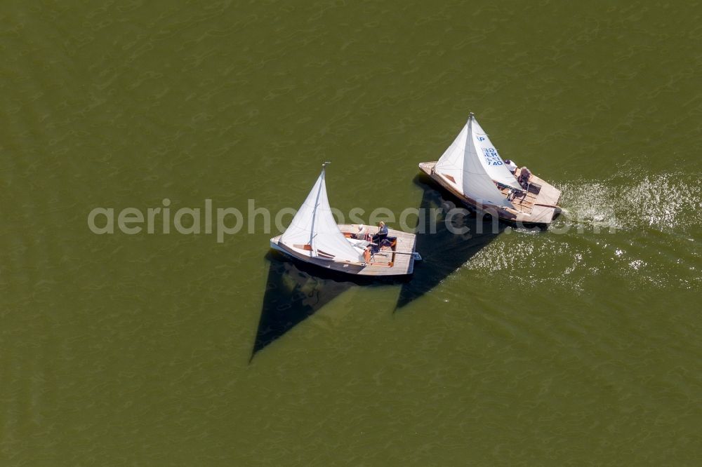 Hude (Oldenburg) from above - Sport boat traffic on the Dumber / Dümmersee at Hüde in Lower Saxony