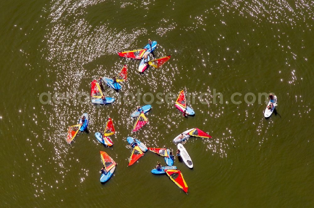 Aerial photograph Hude (Oldenburg) - Sport boat traffic on the Dumber / Dümmersee at Hüde in Lower Saxony