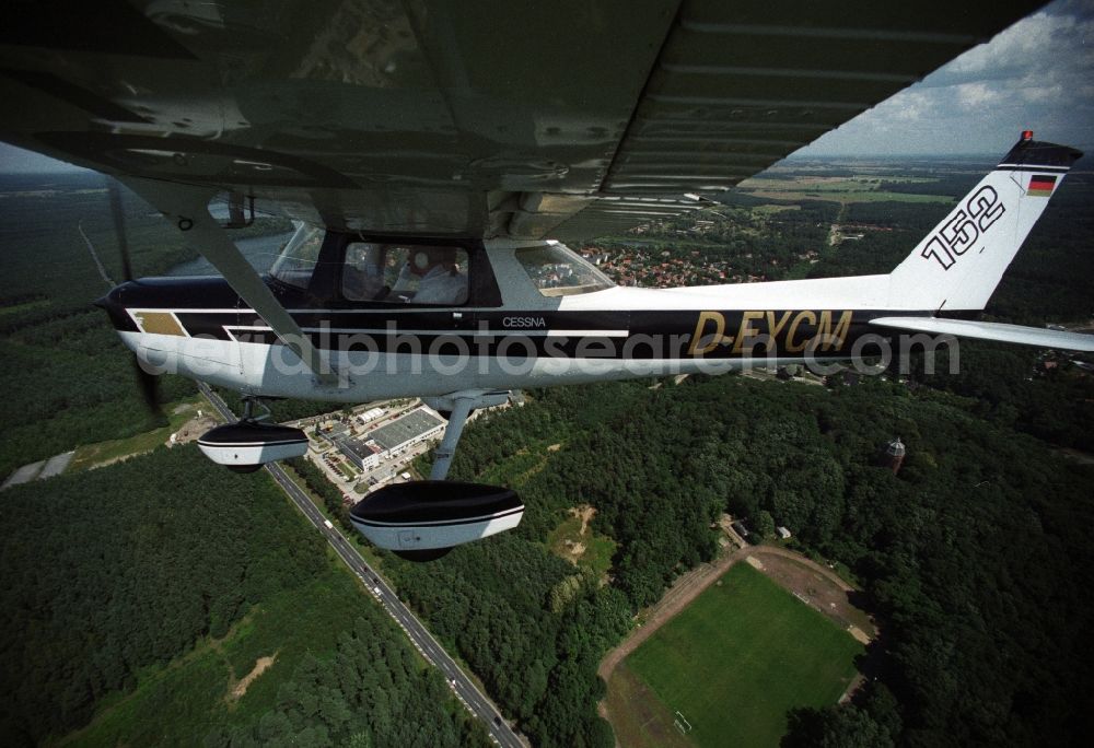 Strausberg from the bird's eye view: Sport airplane Cessna 152 flight school AERO TOURS - PEGASUS after starting on the airfield Strausberg in Brandenburg